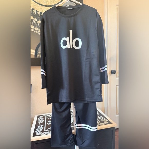 ALO Yoga Black and White Set - Picture 1 of 7